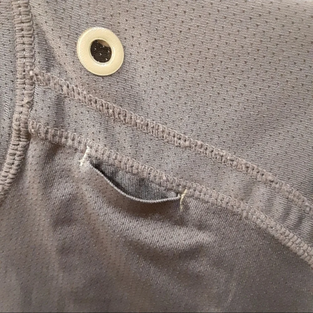 Lululemon athletica  unisex shirt. Size medium . Gray color - Picture 4 of 9